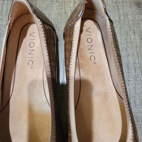 Vionic Women's Brown Croc-Embossed Flats - Picture 3 of 10